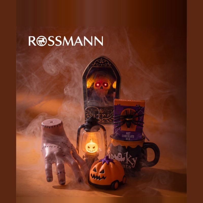 Halloweenowe dekoracje z Rossmanna: sztuczna ręka, nagrobek z czaszką, latarnia, dynia LED, kubek z czekoladą