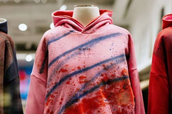 Malowana sprayem różowa bluza GAP na manekinie – nagroda w konkursie Outlet Park Szczecin