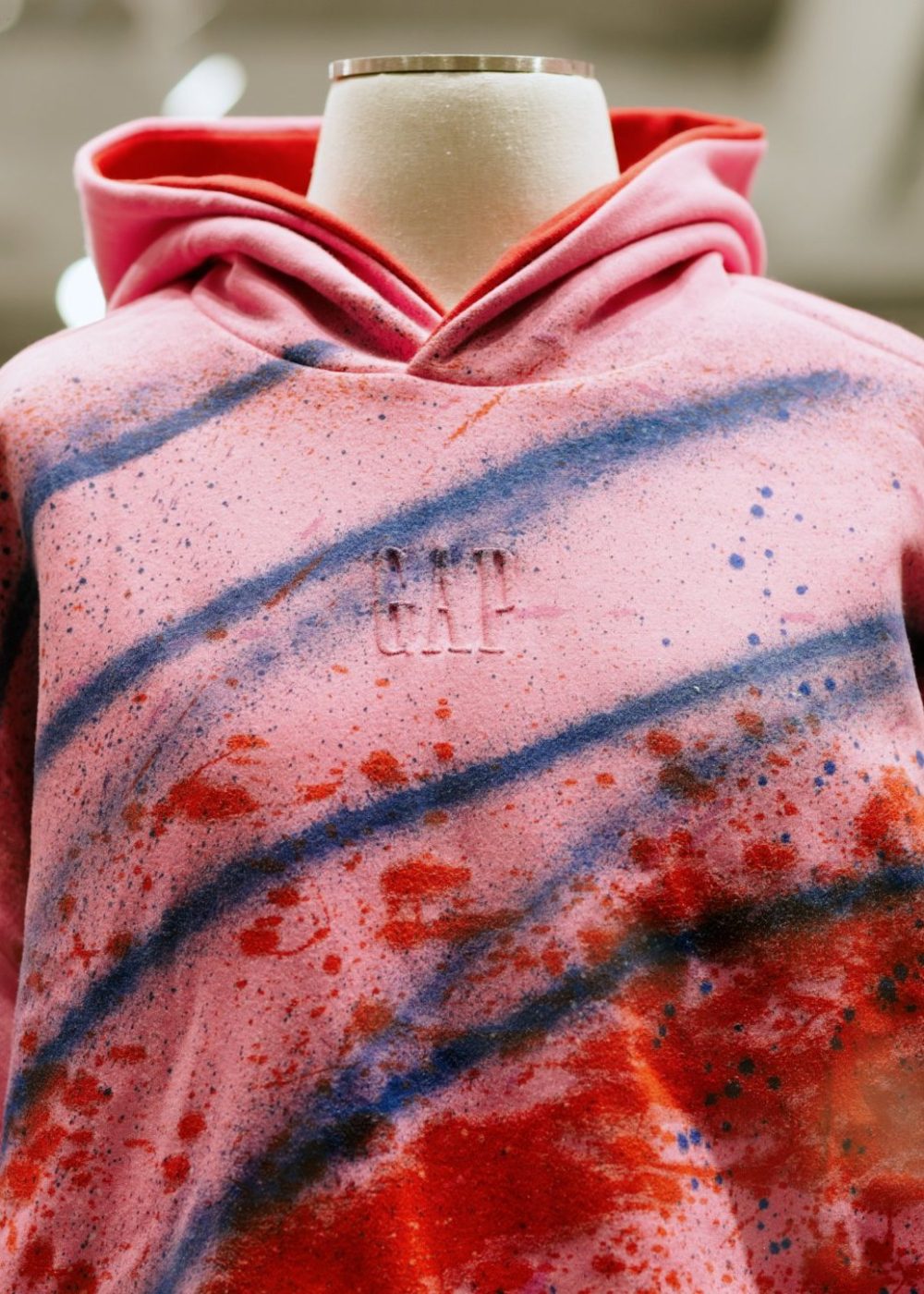 Malowana sprayem różowa bluza GAP na manekinie – nagroda w konkursie Outlet Park Szczecin