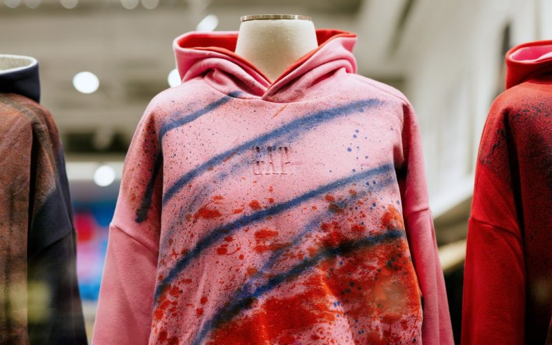 Malowana sprayem różowa bluza GAP na manekinie – nagroda w konkursie Outlet Park Szczecin