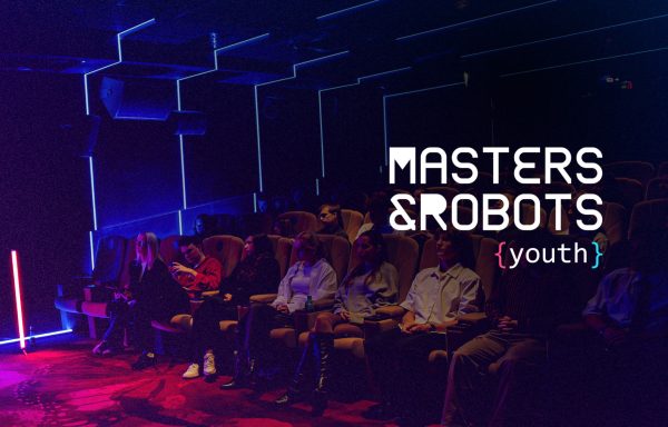 Uczestnicy konferencji Masters & Robots Youth na sali kinowej, na zdjęciu logo wydarzenia
